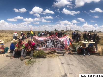Comunarios de Sacaca - Potosí,  bloquean carretera a Machacamarca- Oruro /Cortesía