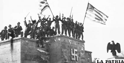 Los soldados estadounidenses celebran la primera rendición incondicional de Alemania, que entró en vigor el 8 de mayo de 1945 /HULTON-DEUTSCH COLLECTION, CORBIS, GETTY
