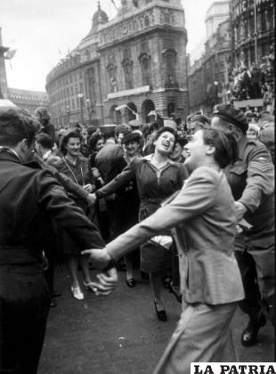 Alfred Jodl, jefe del mando de operaciones de las Wehrmacht, firma un acta de capitulación militar incondicional y alto el fuego el 7 de mayo de 1945 
/UNIVERSAL HISTORY ARCHIVE, GETTY