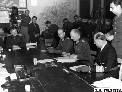 Los londinenses celebran la capitulación de Alemania el 8 de mayo de 1945, un día antes de la segunda (y última) rendición de Alemania en Berlín 
/POST, HULTON ARCHIVE, GETTY