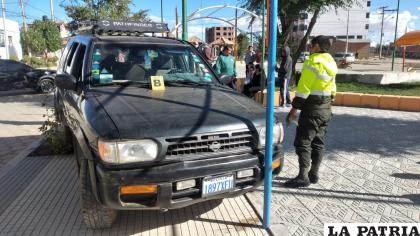  La vagoneta terminó encima de la jardinera central /LA PATRIA
