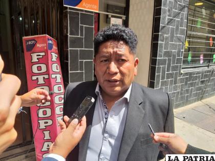 El director Departamental de Educación de Oruro, Oscar Copa, da el reporte de la cantidad de ítems obtenidos /LA PATRIA
