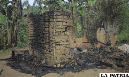 Una choza incendiada se ve en la aldea de Mukondi, en la provincia de Kivu del Norte de la República Democrática del Congo /AP