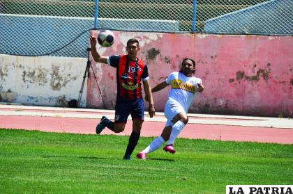 Lucas Diana domina el balón ante la marca de Regis De Souza /LA PATRIA