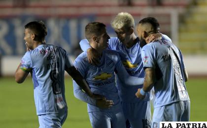 Pablo Hervias anotó el único gol del cotejo, celebra con sus compañeros /APG