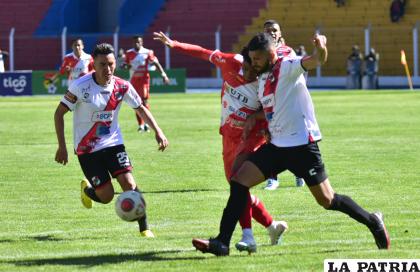 Romero y Ortiz disputan el balón ante la mirada de Leaños /APG