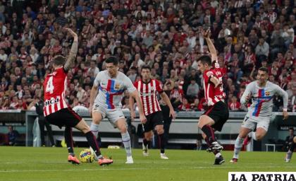 Lewandowski con el balón, ya está recuperado y fue parte del compromiso /as.com