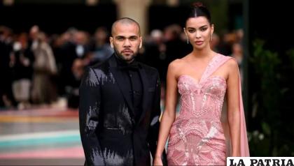 Dani Alves y su esposa Joana Sanz (archivo) /infobae.com