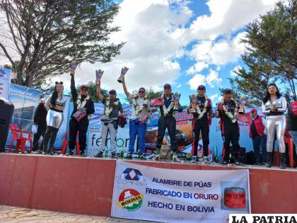 Los vencedores de la Clase R2B en el podio /AADO