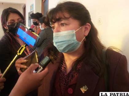 Asambleísta, Carolina Lino realizó observaciones por sobreprecio en ambulancias /LA PATRIA