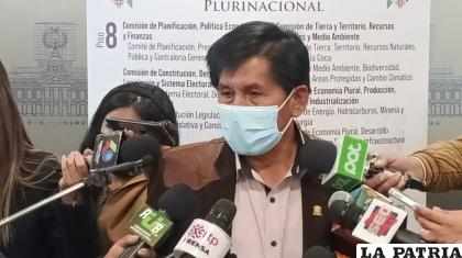 El senador del Movimiento Al Socialismo (MAS), Félix Ajpi, declarando a medios de comunicación /LA PATRIA