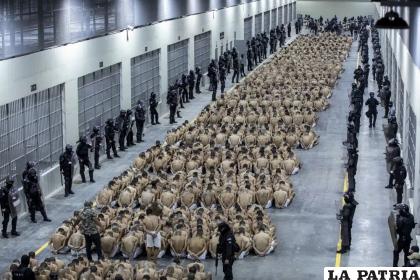 Miembros de pandillas son trasladados a la mega prisión del Centro de Confinamiento del Terrorismo, en Tecoluca /Oficina de prensa presidencial de El Salvador via AP