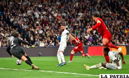 Benzema en la acción que le permitió anotar el gol de Real Madrid /as.com

