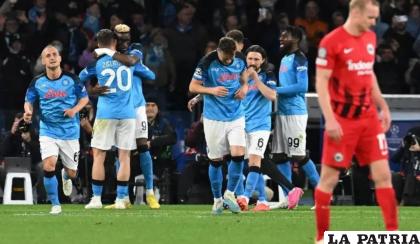 Jugadores del Napoli celebran la clasificación a cuartos /noticias.mx