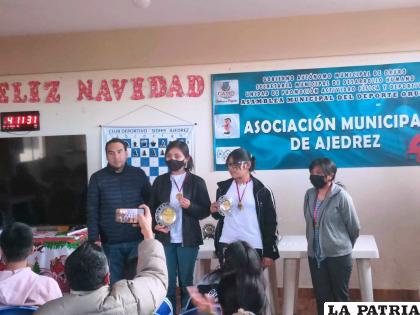 Leila Lutina (derecha) tercer puesto en la división Sub-18 Femenino /FBA
