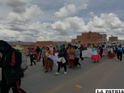 Padres de familia de la unidad educativa Víctor Callejas A, nivel primario, bloquearon carretera Oruro -La Paz /LA PATRIA
