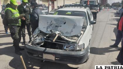 El taxi terminó con daños materiales en su estructura tras la colisión /LA PATRIA