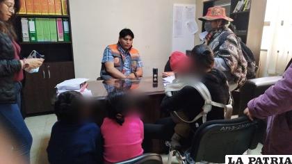 La familia víctima en reunión con el director de la DIO, Boris Delgado /DIO