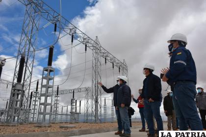 Trabajadores de ENDE en una de las centrales eléctricas del país /ABI Archivo