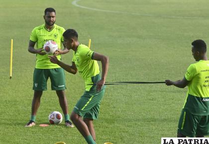 Adrián Jusino observa el trabajo de sus compañeros /APG

