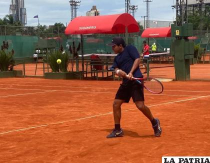 El tenista Santiago Lora en plena competencia /FBT