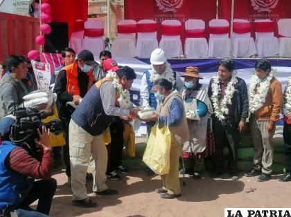 Entrega de ayuda solidaria a familias orureñas /LA PATRIA