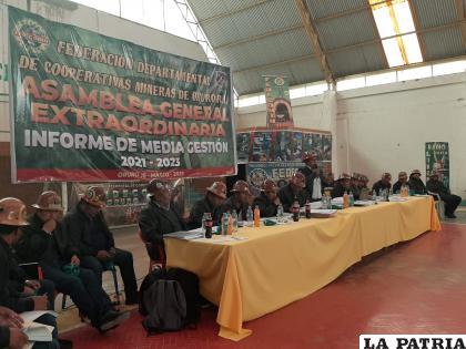 Parte del directorio e invitados en testera 
/Guillermo Pacheco