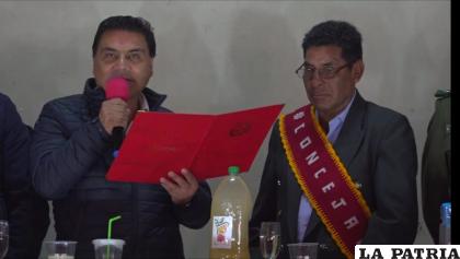 Gobernador Jhonny Vedia, hace entrega de un reconocimiento al municipio de Santiago de Huari por su XXXIX aniversario /Gador