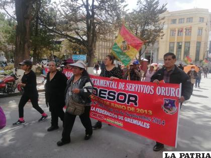 Desfile masivo de gremiales recorrió el centro orureño /LA PATRIA