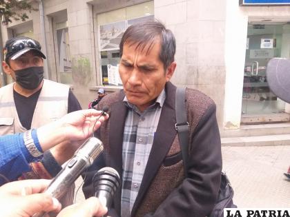 El director distrital, Epifanio Suarez, explicando sobre la suspensión del reordenamiento /LA PATRIA