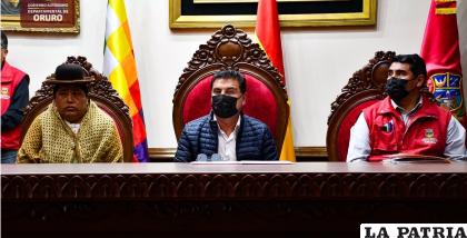 Autoridades durante el anuncio del Encuentro Departamental del Agua /Gador