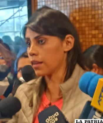 Las senadoras de CC y el MAS, Andrea Barrientos y Patricia Arce /LA PATRIA