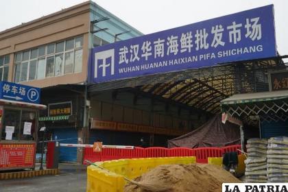 El mercado mayorista de mariscos Huanan en Wuhan 
/AP Foto/Dake Kang, Archivo