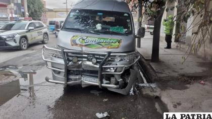 El minibús reportó daños materiales tras la colisión /LA PATRIA
