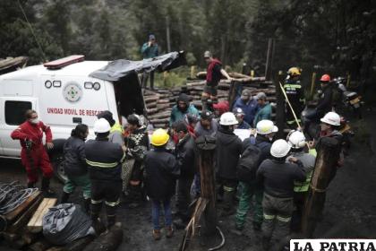 Personal de rescate reunido tras una explosión en una mina de carbón /AP