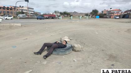 Murió recostado sobre una llanta en la avenida 24 de Junio /LA PATRIA
