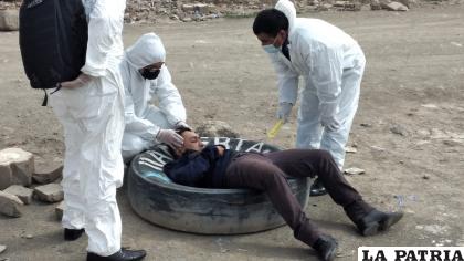 Médico forense y policías realizan la verificación externa del cadáver /LA PATRIA
