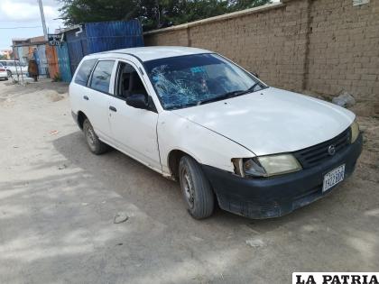 El parabrisas del carro dañado tras el atropelló a la joven /LA PATRIA