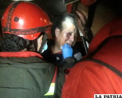 Bomberos atienden a la persona lastimada /LA PATRIA