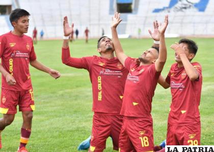 Jugadores de CDT Real Oruro llegan al partido bastante animados /Emilio Castillo
