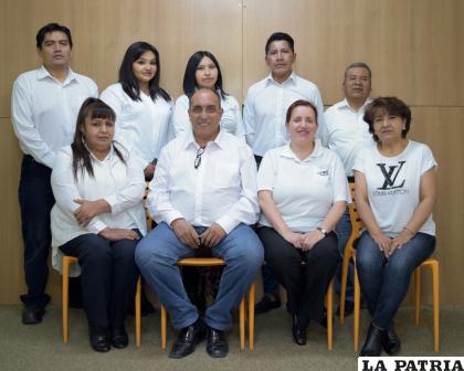 AREA ADMINISTRATIVA

El área administrativa genera un ambiente laboral seguro, agradable y proactivo permitiendo a las personas el desarrollo pleno de sus capacidades individuales y colectivas. Para ello se prioriza los objetivos comunes a los personales, entendiendo que el todo es más que la suma de las partes.
Esta área está organizada por: el gerente general, Marcelo Miralles, como directora, Ximena Miralles, contadora, Lilian Flores, auxiliar de contabilidad, José Challapa, responsable del área comercial, María Licona, en avisaje Daysa Vallejos, encargada de RRHH, Juana Vásquez, en mensajería, Valerio Mamani, Rolando Pacheco. 