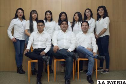 DIGITAL / RADIO
LA PATRIA dio un paso gigante en la digitalización de su formato, utilizando las plataformas digitales, en un equipo comandado por la jefatura de Redacción. En esta sección están Erick Sivila, Jessica López, Laura Ponce y la voz en radio de Johan Romero, quien mantiene informado a los internautas.
Esta empresa también apuesta por el desarrollo de las capacidades de los flamantes egresados o titulados, brindándoles un espacio de aprendizaje de experticias laborales o pasantías, entre estos jóvenes inquietos se cuenta con Nayla Ventura, Rocio Mallcu, Rimber Atahuichi, Alejandra Silvestre, Naida Capurata y Wara Mamani.
