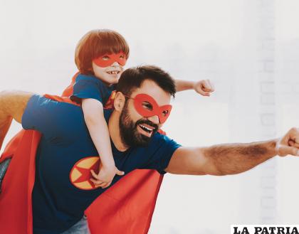 Para muchos niños, sus padres son como héroes /RRSS
