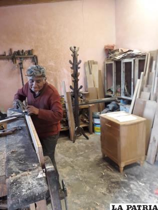 Samuel Frías en su taller de carpintería / LA PATRIA