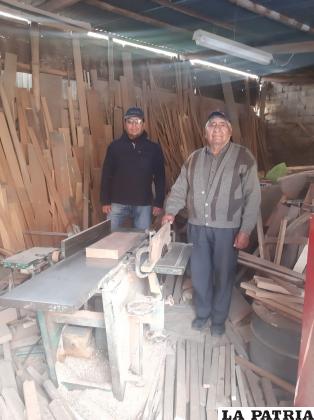 Carpinteros, padre e hijo en su taller / LA PATRIA 
