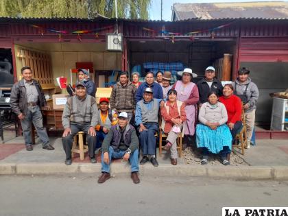 Carpinteros en sus puestos de venta, sobre la calle Soria Galvarro / LA PATRIA
