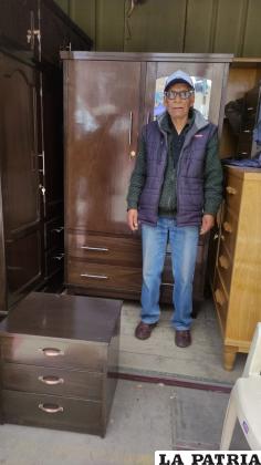 Carpintero exponiendo sus muebles /LA PATRIA