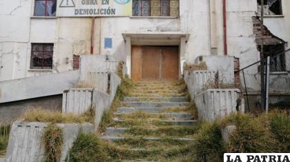 Algunas raíces afectaron la infraestructura del Hospital General San Juan de Dios /Archivo LA PATRIA  