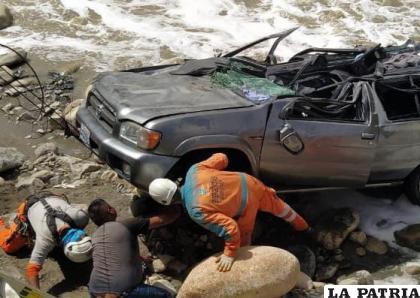 Vehículo rescatado de las aguas del río Choqueyapu /Amun
