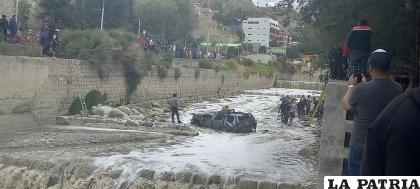 Dos ocupantes del carro resultaron heridos /RRSS